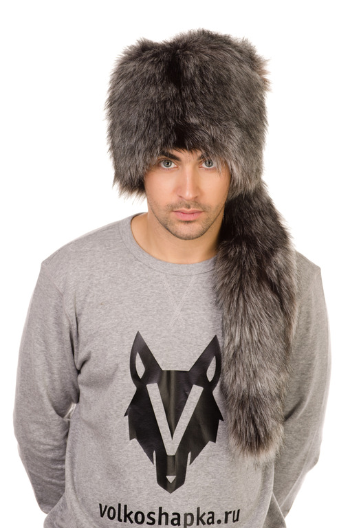 Волк в шапке